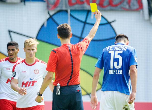 Nicht schon wieder: Auch in der Partie gegen Stuttgart sieht Marco Kofler die gelbe Karte. Es ist die Zehnte. Damit fehlt Kofler im Spiel am kommenden Samstag.