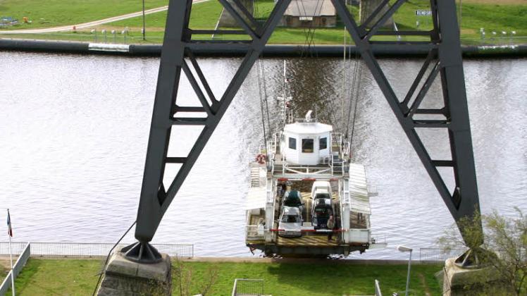 Die Schwebefähre im Einsatz – als die Welt unter der Eisenbahnhochbrücke noch in Ordnung war.  