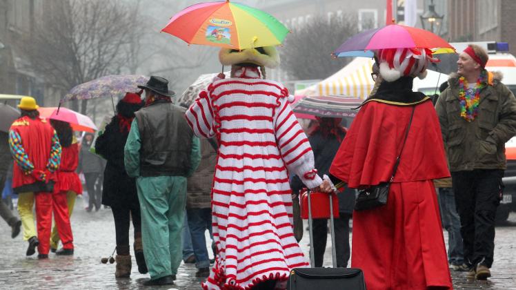 Der Rosenmontag soll in Köln trotz schlechten Wetters gefeiert werden.