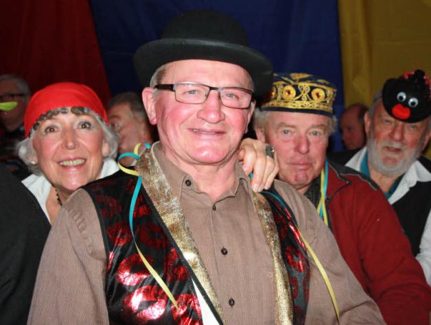 Schon seit Jahren feiern Ursula Nehls (v. l.), Wolfgang Freund, Erwin Kohrt und Günter Krack zusammen Karneval in Satow. 