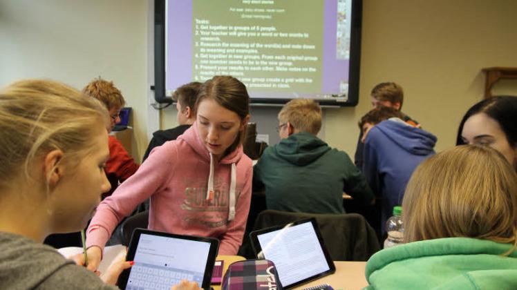 ActivBoard statt Tafel, iPad statt Schulbuch: Die zehnte Klasse der Theodor-Storm-Schule in Husum probiert es aus.  Fotos: Voigt  