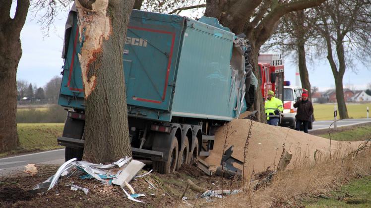 Getreide-Laster bei Laage von Landstraße geweht: Führerhaus zerschellt an Baum - Fahrer schwer verletzt