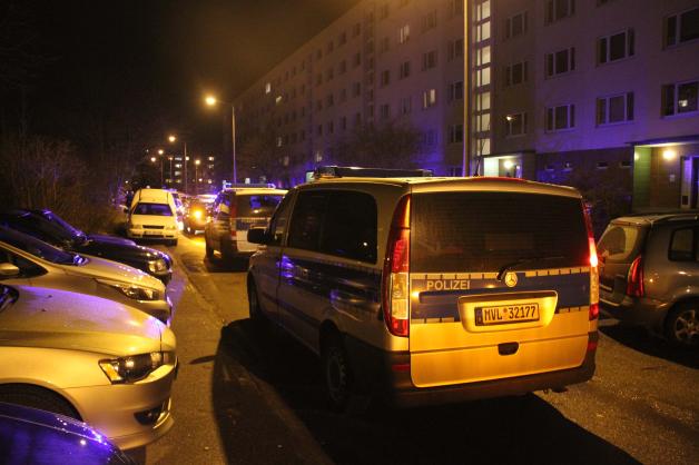 Verfolgungsjagd in Rostock: 29-Jährige flüchtet bei Polizeikontrolle - Beamtin muss vor Fluchtfahrzeug wegspringen - 1 Streifenwagen beschädigt - 2 verletzte Polizisten - Amok-Fahrerin festgenommen