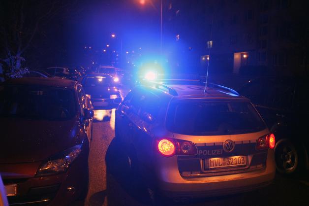 Verfolgungsjagd in Rostock: 29-Jährige flüchtet bei Polizeikontrolle - Beamtin muss vor Fluchtfahrzeug wegspringen - 1 Streifenwagen beschädigt - 2 verletzte Polizisten - Amok-Fahrerin festgenommen