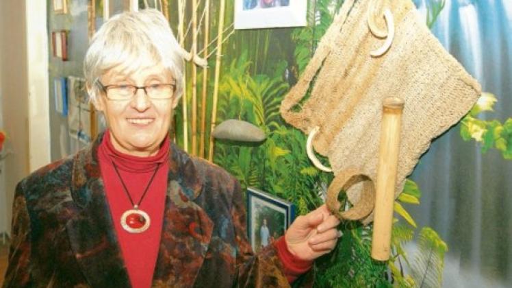 25 Jahre lang lebte Doris Kuegler bei den Fayu im Dschungel Neuguineas. Ihre Wohnung in Neumünster birgt viele Erinnerungen. 