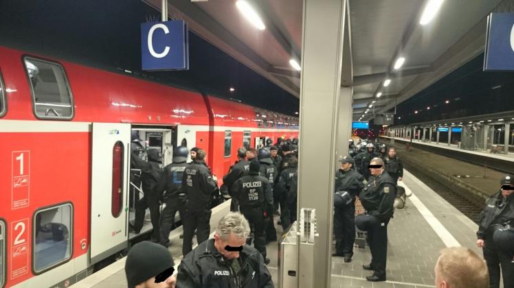 Einsatzkräfte der Bundespolizei am Bahnhof Frankfurt-Niederrad (2016)