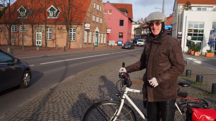 Jürgen Lieske vom Wedeler ADFC sieht an der Mühlenstraße an mehreren Stellen Handlungsbedarf. Radfahrer würden „genötigt“ illegale Routen zu wählen.