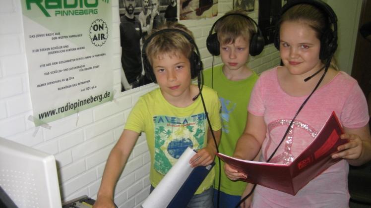 Sind mit eigenen Beiträgen auf Sendung: Auch Schenefelder Schüler haben in der Pinneberger Johannes-Brahms-Schule am Radio-Projekt teilgenommen.  
