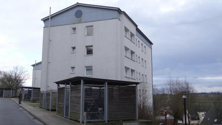 In dem Mehrfamilienhaus in Lütjenburg starb ein Mann durch zwei Messerstiche.