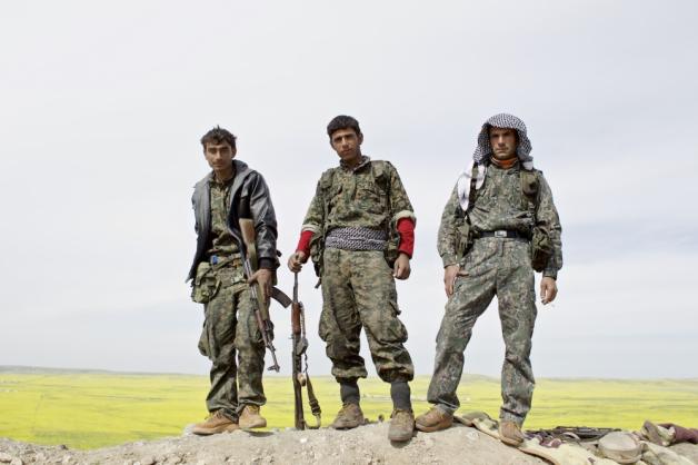 Kämpfer der kurdischen YPG am Euphrat Fotos: Mark Mühlhaus/attenzione Kämpfer der kurdischen YPG am Euphrat Fotos: Mark Mühlhaus/attenzione