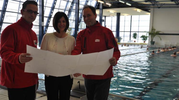 Haben einen Plan für den Umbau der Schwimmhalle (v. l.): Ricardo Wettstädt, Susanne Schulz und Thomas Böttcher.  