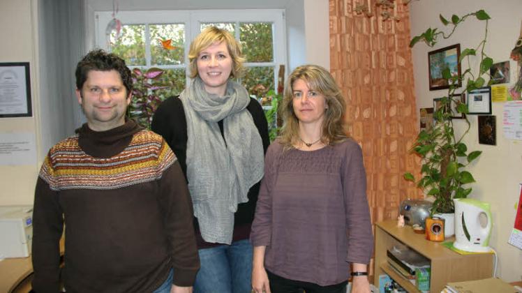 Verantwortlich für die ambulante Sucht-Rehabilitation: Psychotherapeutin Kerstin Groß (M.) mit ihren Mitarbeitern Susanne Winkler und Gunter Wessalowski.  
