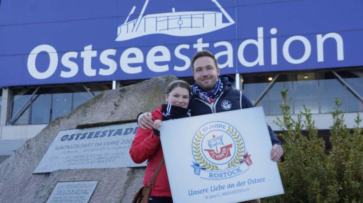 Die glücklichen Verliebten bei der Aktion des FC Hansa Rostock: Julia und Christoph von Brandenstein aus Kühlungsborn hatten Losglück und können ein Candle-Light-Dinner im Ostseestadion genießen.