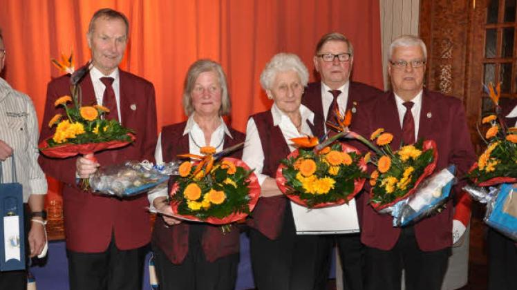 Vorsitzender Gunter von Thun (hinten) mit den Jubilaren nach der Ehrung (von links): Hartmut Vahl, Heinz Wessel, Gertrud Witt, Elke Rave, Manfred Rohdewohld und Lisa Mohr.   