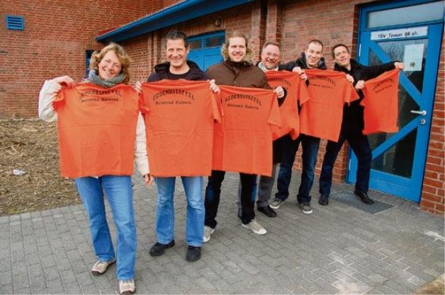 Das Raimund-Katzera-Team, das auch in Erinnerung an die 2009 verstorbene Heidemarie Schnittgard läuft: Rosemarie Katzera (57, Teammanagerin, Christian Katzera (48, Bruder, Marathonläufer)), Thorsten Wilke (36, 19-maliger Staffelläufer), Peter Schnittgard (59, Raimunds Schwager und Witwer von Heidemarie, sorgt für Bananen und Traubenzucker), Philipp Schnittgard (21, Sohn von Heidemarie und Neffe von Raimund, Syltlauf-Premiere) und Ricky Katzera (26, Sohn, seit 1992 Staffelläufer). Es fehlen: Robin Katzera und Ari Pophal. Aus gesundheitlichen Gründen diesmal nicht dabei sind Herbert Schneyink, Konrad Hoetschl und Erk Kleingarn. Foto: Foto: Bergmann Das Raimund-Katzera-Team, das auch in Erinnerung an die 2009 verstorbene Heidemarie Schnittgard läuft: Rosemarie Katzera (57, Teammanagerin, Christian Katzera (48, Bruder, Marathonläufer)), Thorsten Wilke (36, 19-maliger Staffelläufer), Peter Schnittgard (59, Raimunds Schwager und Witwer von Heidemarie, sorgt für Bananen und Traubenzucker), Philipp Schnittgard (21, Sohn von Heidemarie und Neffe von Raimund, Syltlauf-Premiere) und Ricky Katzera (26, Sohn, seit 1992 Staffelläufer). Es fehlen: Robin Katzera und Ari Pophal. Aus gesundheitlichen Gründen diesmal nicht dabei sind Herbert Schneyink, Konrad Hoetschl und Erk Kleingarn. Foto: Foto: Bergmann