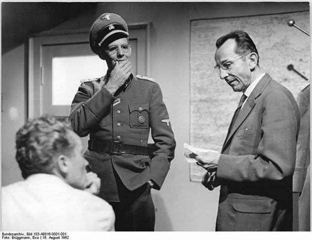 Schriftsteller Bruno Apitz (r.), Regisseur Frank Beyer (l.) und Herbert Köfer 1962 bei Dreharbeiten zum Defa-Film „Nackt unter Wölfen“          