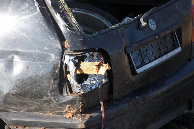 Schon wieder schwerer Unfall auf B 103: Auto fliegt in Kossow gegen Baum - Fahrer verletzt Schon wieder schwerer Unfall auf B 103: Auto fliegt in Kossow gegen Baum - Fahrer verletzt