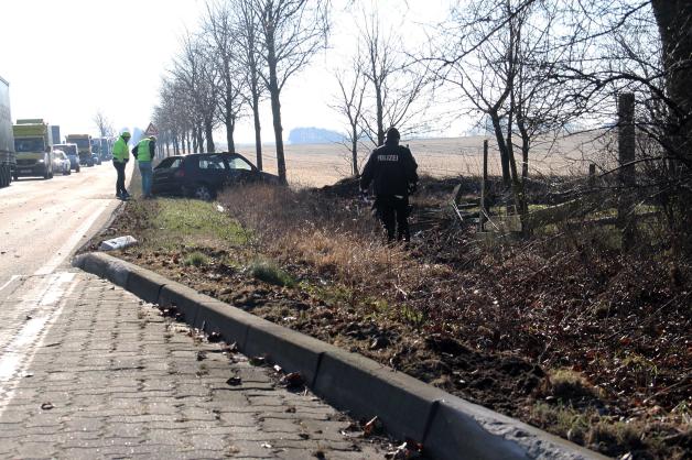 Schon wieder schwerer Unfall auf B 103: Auto fliegt in Kossow gegen Baum - Fahrer verletzt