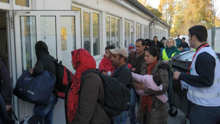 Mehrmals täglich bringen Busse neue Flüchtlinge zur Sporthalle nach Marienehe.  Fotos: Felix Alex 
