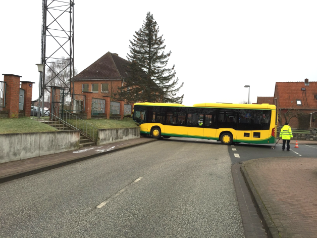 Aus bisher ungeklärter Ursache rammt ein Linienbus eine Mauer in Boizenburg.