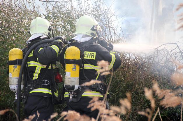 Brennendes Gartenhaus sorgt für Feuerwehr-Großeinsatz in Dierkow - drei Gasflaschen in Datsche sorgen für Gefahr Brennendes Gartenhaus sorgt für Feuerwehr-Großeinsatz in Dierkow - drei Gasflaschen in Datsche sorgen für Gefahr