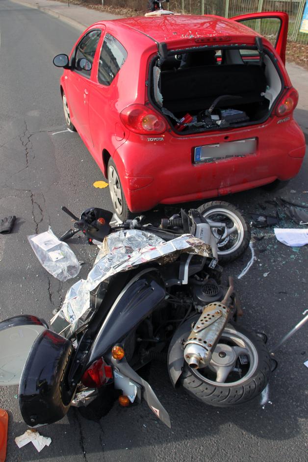 Roller rast in Dierkow ungebremst in Autoheck: Junge Fahrerin nach Unfall schwer verletzt