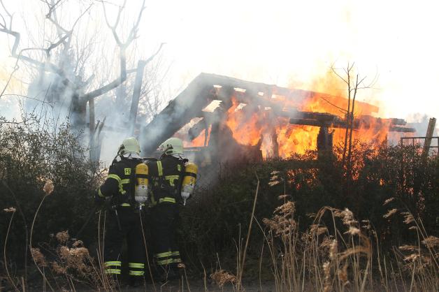 Brennendes Gartenhaus sorgt für Feuerwehr-Großeinsatz in Dierkow - drei Gasflaschen in Datsche sorgen für Gefahr