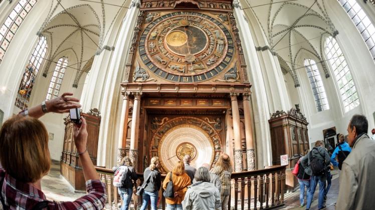 Mit dem Austausch des Zifferblatts der Astronomischen Uhr in der Marienkirche soll das Jubiläumsjahr 2018 eingeläutet werden.  