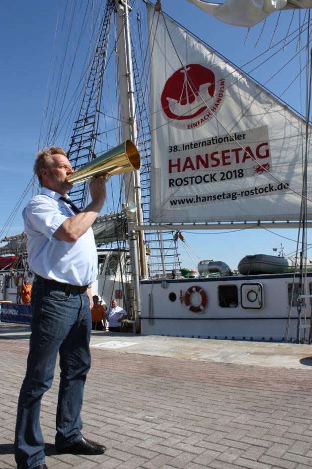 Beim Hansetag 2014 in Lübeck warben Kapitän Wolfgang Fusch und seine „Greif“ für das Ereignis 2018 in Rostock. 