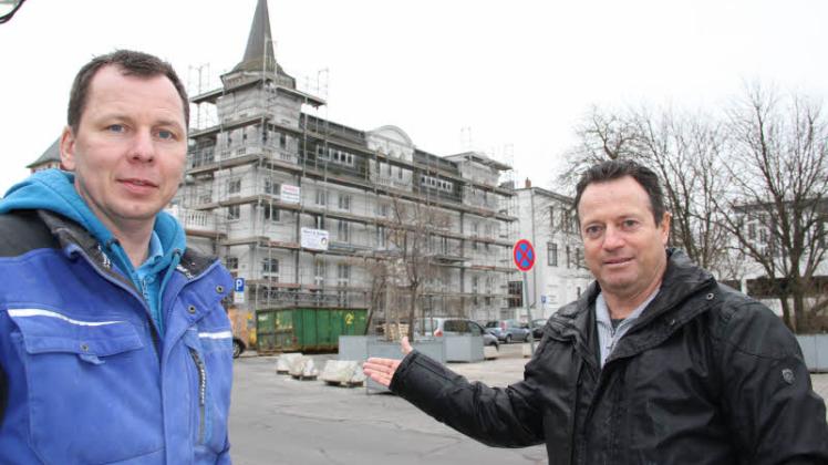 Es geht in die Endphase beim Umbau des ehemaligen Doktorhus in der Kurhausstraße: Investor René Lange (r.) wird das Haus Ostseehotel Warnemünde nennen. Falk Pfannenstiel von der gleichnamigen Firma übernimmt die Elektroinstallationen.  