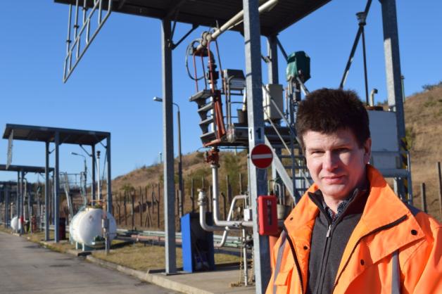 Betriebsleiter Bernd Wiesner an der Abfüllstation. Fotos: Regina Mai Betriebsleiter Bernd Wiesner an der Abfüllstation. Fotos: Regina Mai