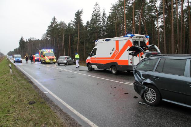 Auto Fährt In Stauende - Sechs Verletzte | SVZ