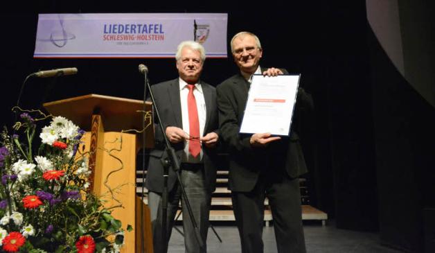 Bernd Küpperbusch (l.) überreichte die Urkunde des Deutschen Chorverbandes an Klaus Dittmer.