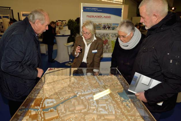 Die Stadt informierte über den Stadtumbau: Herbert Harder (v. l.), Katharina Jantzen vom Amt für Stadtentwicklung, Hanne und Jürgen Kiersch im Gespräch. Die Stadt informierte über den Stadtumbau: Herbert Harder (v. l.), Katharina Jantzen vom Amt für Stadtentwicklung, Hanne und Jürgen Kiersch im Gespräch.