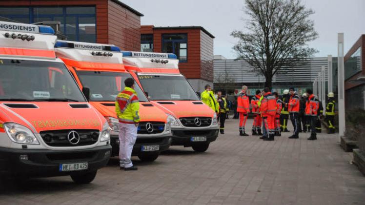 Rettungssanitäter, Notärzte, Katastrophenschutz – Schulleitung reagierte prompt auf die auf Kratzen im Hals und tränende Augen.mla
