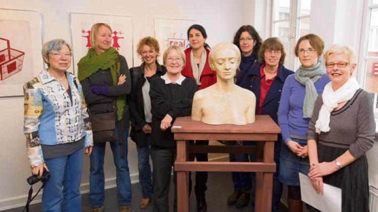 Kunstvereins-Chefin Christel Storm (r.)  mit einigen der Künstlerinnen und einem der Ausstellungsstücke im Torhaus (Betonguss von Uschi Koch).   Foto: Völ(4)