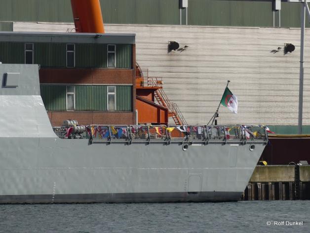Die algerische Flagge weht am Heck der neuen Fregatte vom Typ „Meko A-200ALG“.