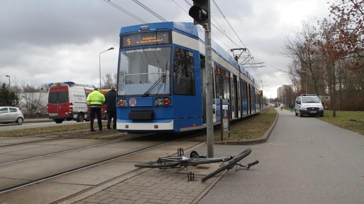 Schwerer Unfall in Lütten Klein: Straßenbahn erfasst Fahrradfahrer