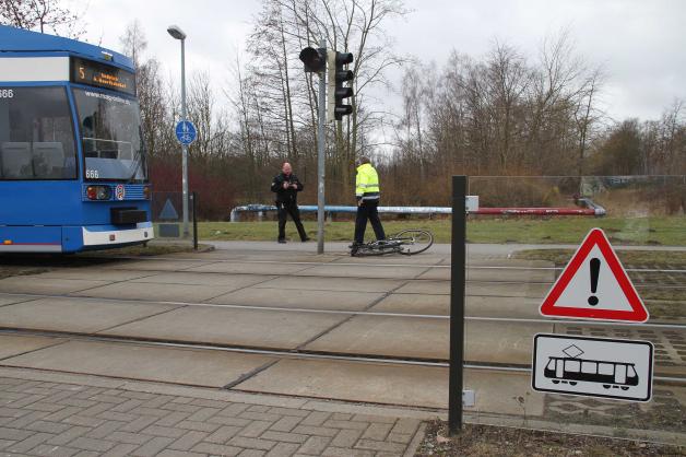 Schwerer Unfall in Lütten Klein: Straßenbahn erfasst Fahrradfahrer