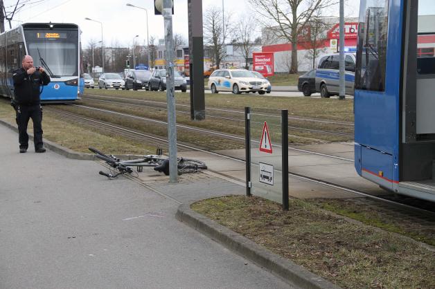 Schwerer Unfall in Lütten Klein: Straßenbahn erfasst Fahrradfahrer Schwerer Unfall in Lütten Klein: Straßenbahn erfasst Fahrradfahrer