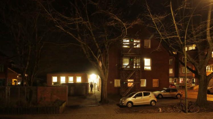 Tatort Flüchtlingsheim: Am Flensburger Dammhof kippten Unbekannte eine ätzende Flüssigkeit in den Duschraum, zwei Männer bekamen akute Atembeschwerden. 