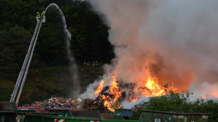 Rund 25 000 Kubikmeter Müll gingen im Juni vergangenen Jahres in Neu Degtow in Flammen auf. 