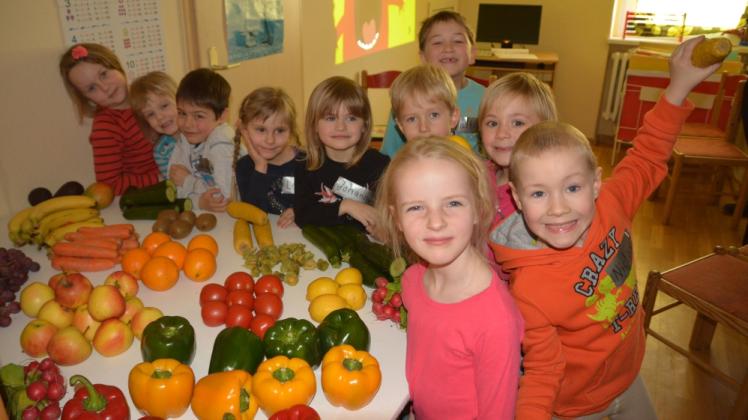 Kennen sich schon gut mit Obst und Gemüse aus: Leonie (von hinten links), Anna, Davide, Lena, Johanna, Jovin, Malte, Alicia, Clara (vorn) und Niclas.  