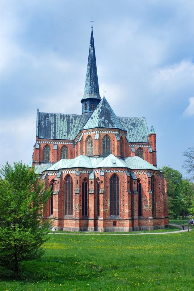 Das Doberaner Münster wurde bereits im 13. Jahrhundert erbaut. Es ist für seine hochgotische Ausstattung berühmt. Das Doberaner Münster wurde bereits im 13. Jahrhundert erbaut. Es ist für seine hochgotische Ausstattung berühmt.