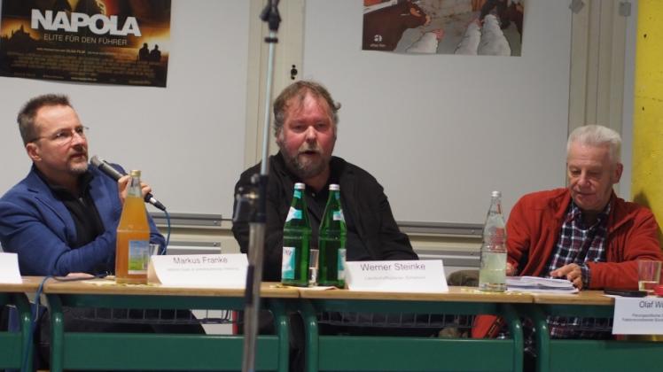 Sie warfen einen kritischen Blick auf die Verkehrssituation in Wedel: Markus Franke (v. l.) von der Firma Argus, Stadt- und Landschaftsplaner Werner Steinke und Grünen-Chef Olaf Wuttke.