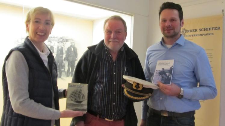 Museumsleiterin Dr. Kathrin Möller erhält von Ernst Weitendorf (Mitte) die Mütze seines Großvaters, der als Segelschiffkapitän über die Meere schipperte. Lektor Henry Gidom verweist auf das gerade erschienene Logbuch voller spannender Abenteuer.  