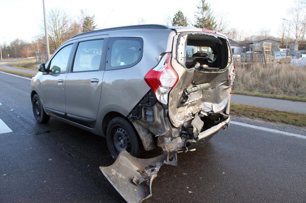 Unglaublicher Vorfall nach Unfall auf Rostocker Stadtautobahn: Chef von geschädigtem Fahrer geht, anstatt zu helfen, auf im Auto sitzende und verletzte Verursacherin los