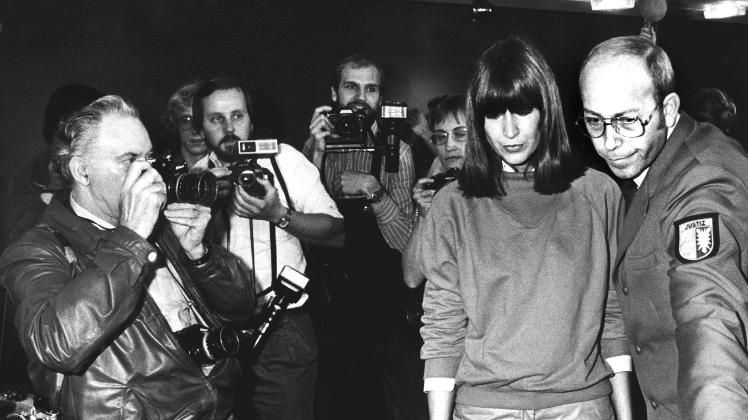 Durch einen Pulk von Fotografen geht Marianne Bachmeier (2.v.r) zu ihrem Platz im Gerichtssaal. Am 6. März 1981 erschoss die Gastwirtin in einem Lübecker Gerichtssaal den mutmaßlichen Mörder ihrer siebenjährigen Tochter Anna. /Archiv/
