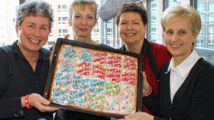 Kuchen für die Spendenkasse: Marion Schwarz, Felicitas Vorbeck, Sabine Hannemann und Liane Evert verkauften selbst gebackenen Kuchen für die Typisierungskosten der Blutspenden.