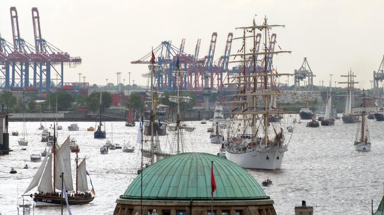 Zahlreiche Schiffe, Boote und Traditionssegler fahren beim 826. Hafengeburtstag 2015 in Hamburg während der Einlaufparade über die Elbe.